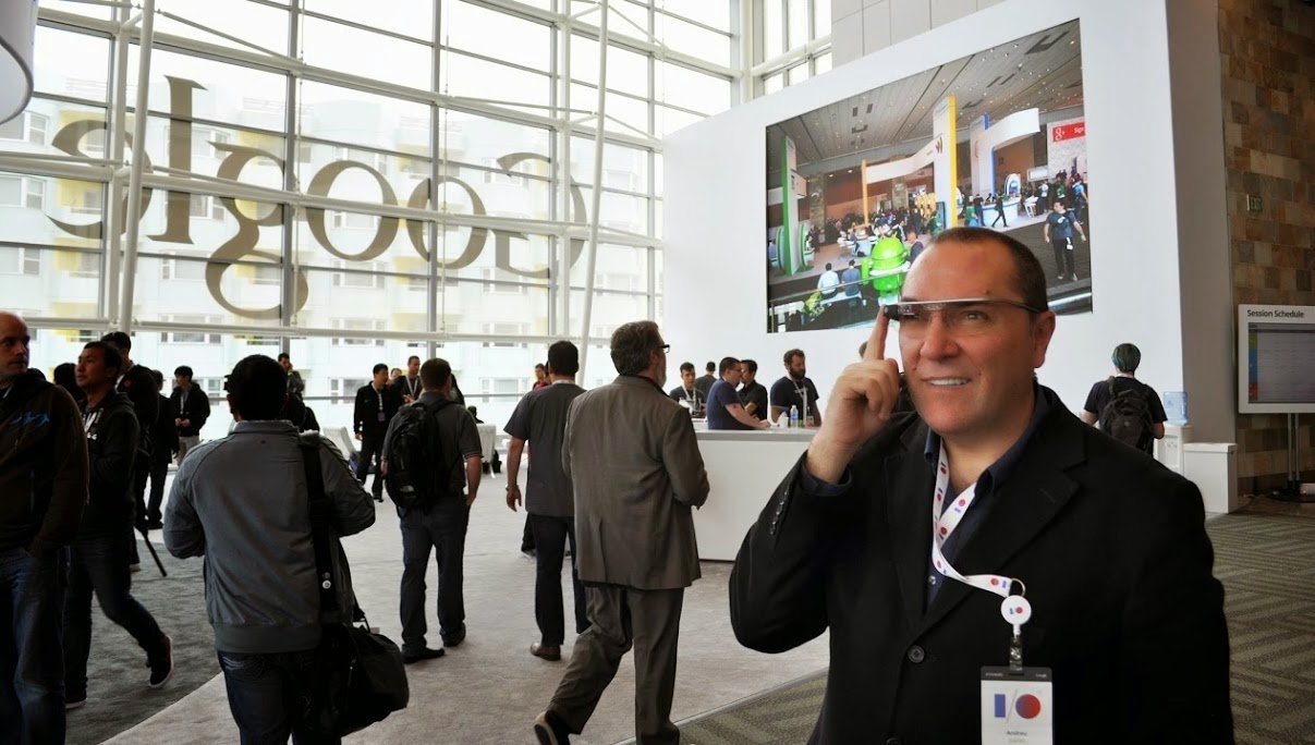 Andreu Ibáñez con una Google Glass, innovación y liderazgo tecnológico.
