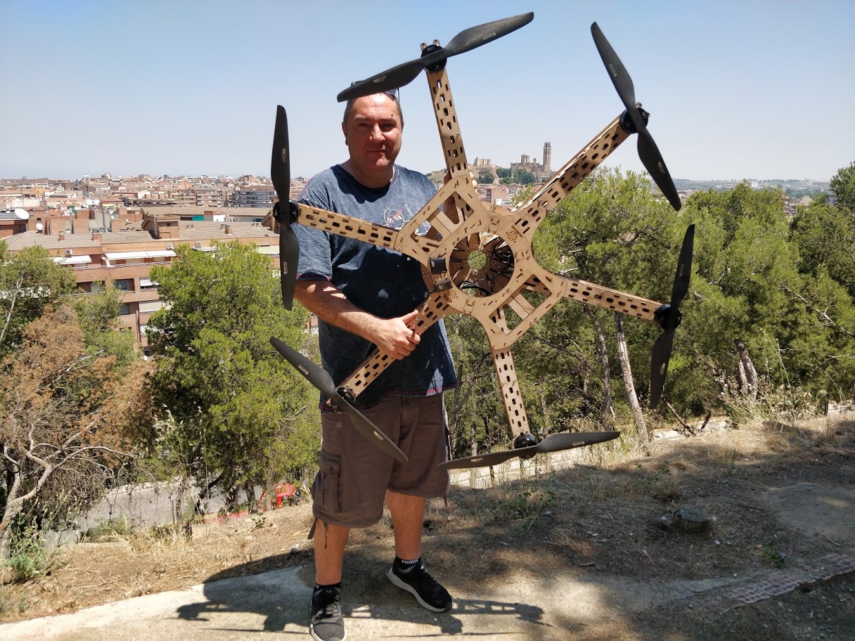 IMG_20180626_132935 Andreu Ibáñez sujetando un dron.